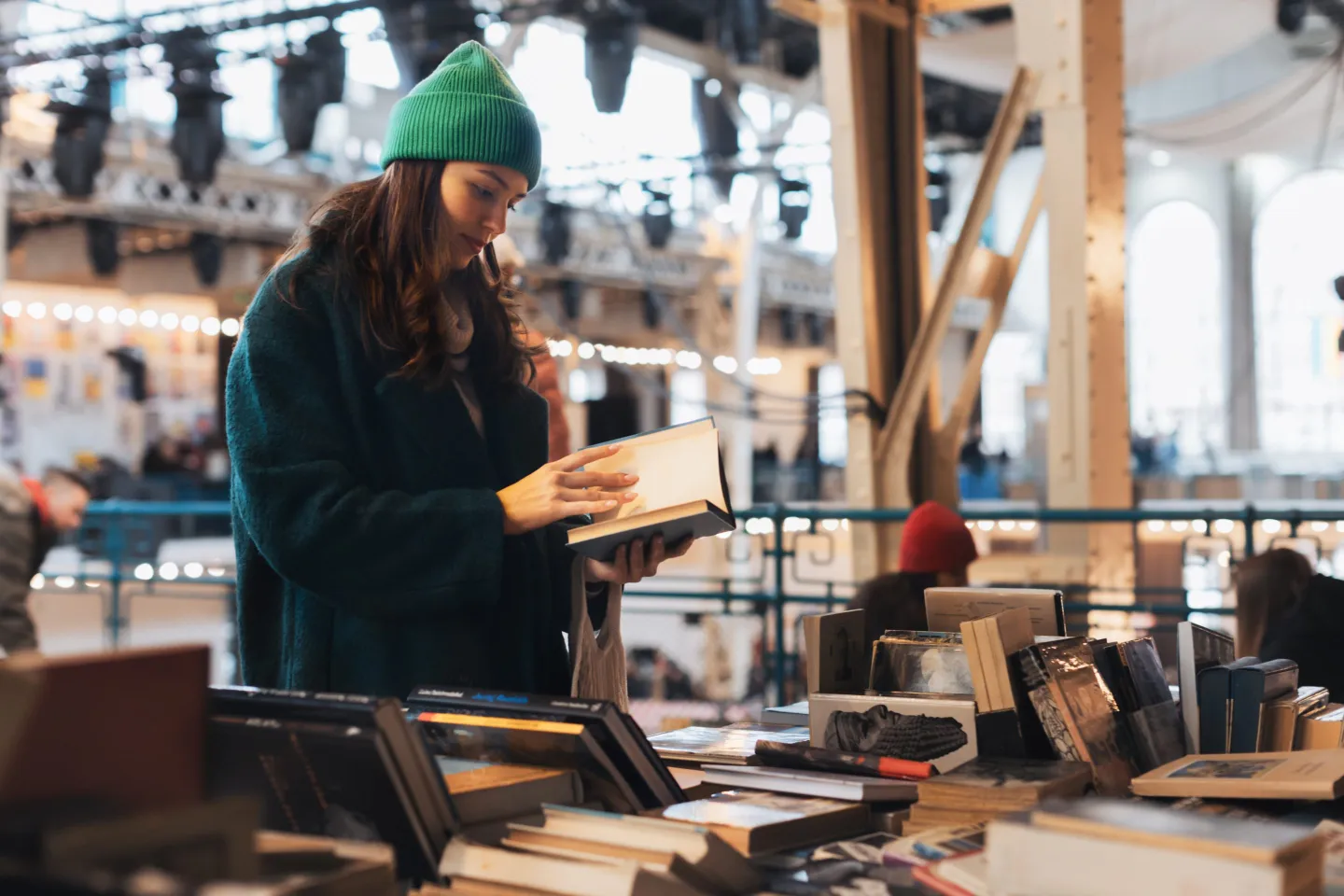 Michigan community forms human chain to help local bookstore move its stock of 9,100 books to a new location