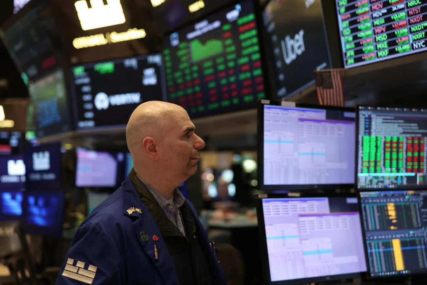 Markets notch small gains as tech stocks rise and Trump delivers mixed signals on tariffs